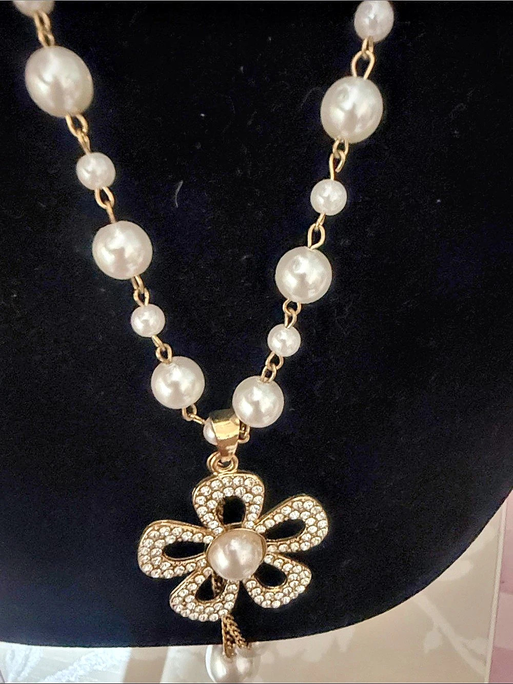 Pearl Beaded Flower Pendant Necklace